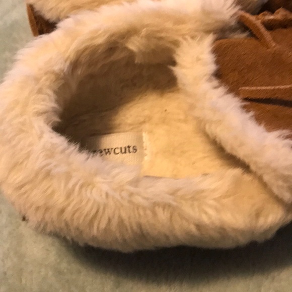 🧜🏾‍♀️ Kids' faux-shearling lodge moccasins - Picture 3 of 4